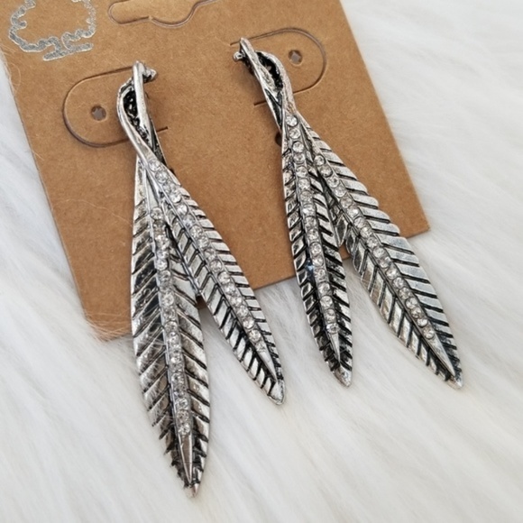 COLOR SILVER FEATHER EARRINGS - Picture 1 of 1